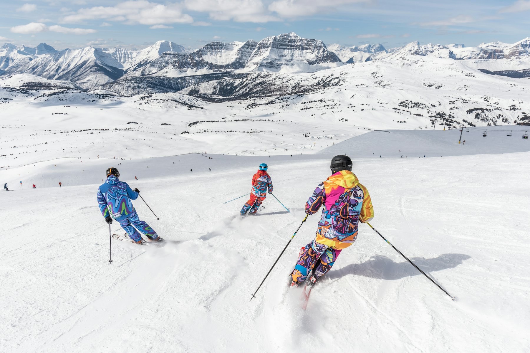 Skieurs sur une piste enneigée